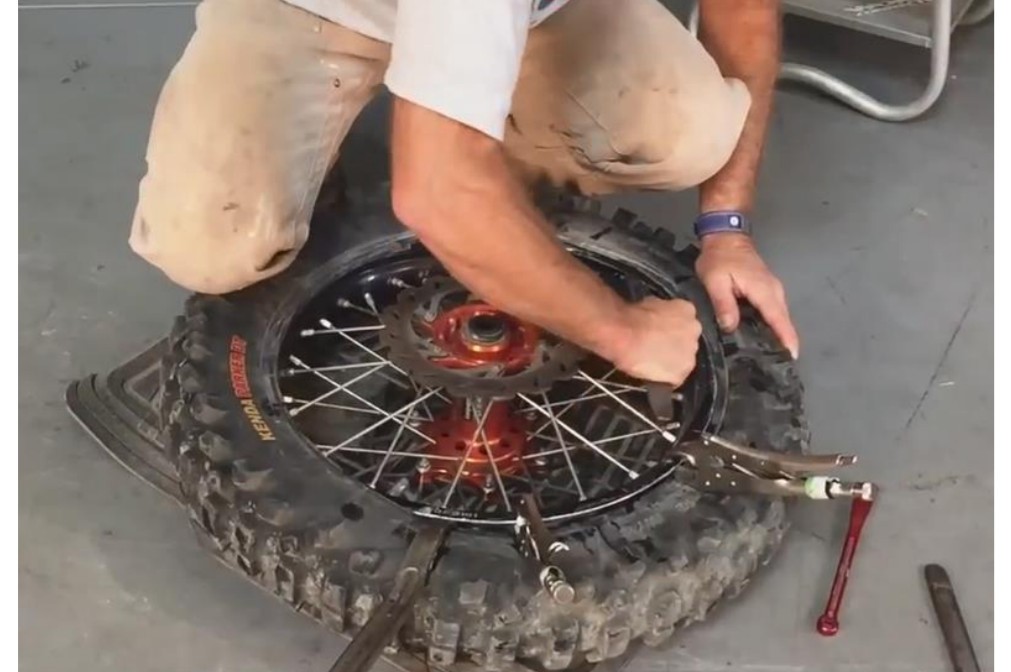 Přehození patky pneumatiky do ráfku