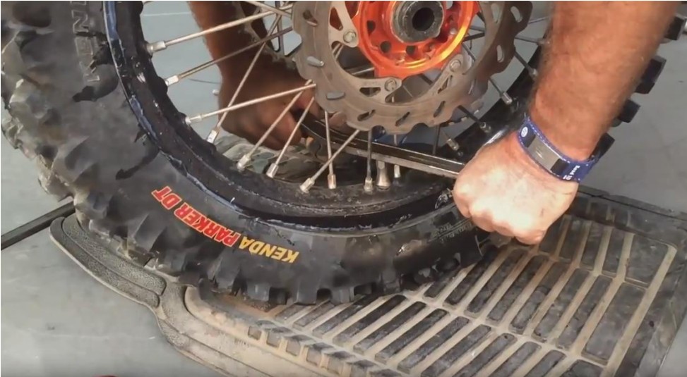 Ujistěte se, že není skřípnutý haltr mezi ráfek a pneu