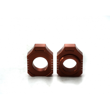 ACCEL 2020 NOWY TOWAR NAPINACZ TYLNEJ OŚKI ZE ŚRUBĄ KTM SX 85 '15-20, HUSQVARNA TC 85 '15-20 KOLOR POMARAŃCZOWY (KPL.-2SZT.)