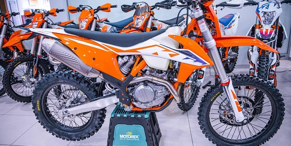Výměna plastů na MX motocyklu: jednoduchá cesta k novému vzhledu