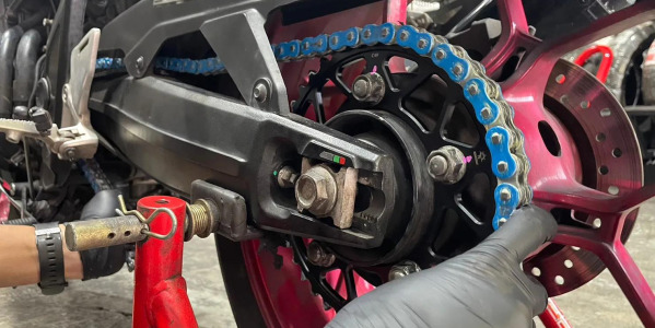 Kdy vyměnit řetězovou sadu? A jak vybrat správnou kombinaci pro váš motocykl