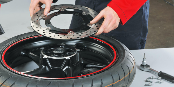 Jak vybrat správné brzdy? Kompletní servisní balíček přesně pro váš motocykl